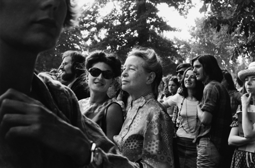 Sylvie Le Bon e Simone de Beauvoir na feira de Mulheres em Vincennes, 1973