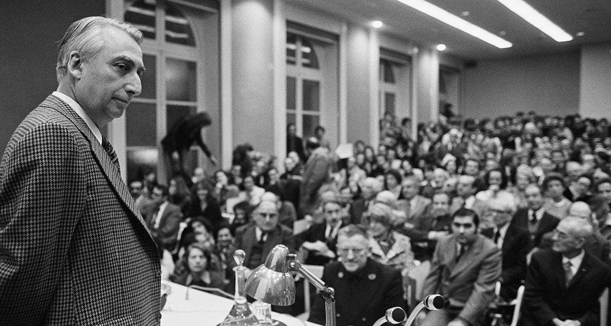 O crítico e professor Roland Barthes no College de France, em 1977 (Reprodução)