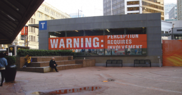 Instalação 'Warning' (200), arte de Antoni Muntadas, em Vancouver (Foto: Divulgação)