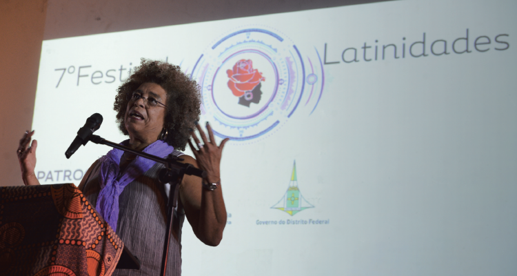 Angela Davis no Festival Latinidades, em Brasília, em 2014 (Foto: Valter Campanato / Agência Brasil)