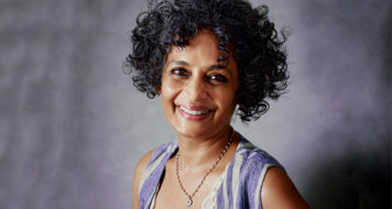 A escritora indiana Arundhati Roy (Elle Magazine /Divulgação)