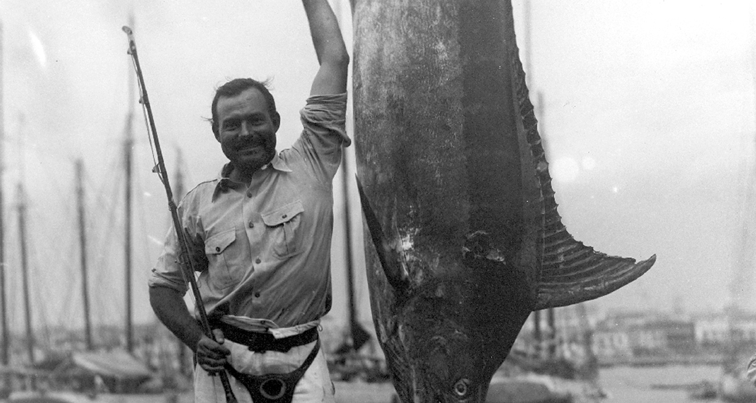 Hemingway posa com um Marlin em Havana Harbor, Cuba, em julho de 1934 ( John F. Kennedy Presidential Library and Museum/Ernest Hemingway Collection)