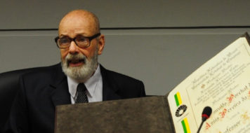 O filósofo Oswaldo Porchat ao receber título de Professor Emérito da Unicamp, 2011 (Foto Antonio Scarpinetti)