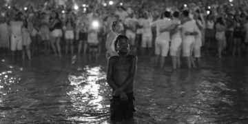 Menino no Reivéillon de Copacabana; foto provocou debates nas redes sociais (Lucas Landau/Reuters)