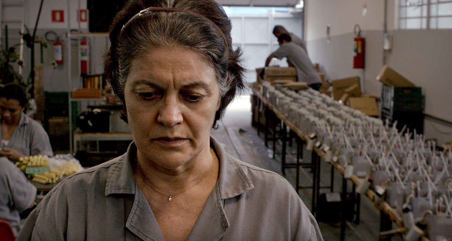 A atriz Magali Biff em cena do filme Pela janela, com direção de Caroline Leone (Foto Dezenove e som / Divulgação)