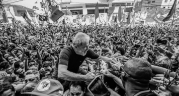 Lula nos braços do povo (Foto Ricardo Stuckert / Instituto Lula)