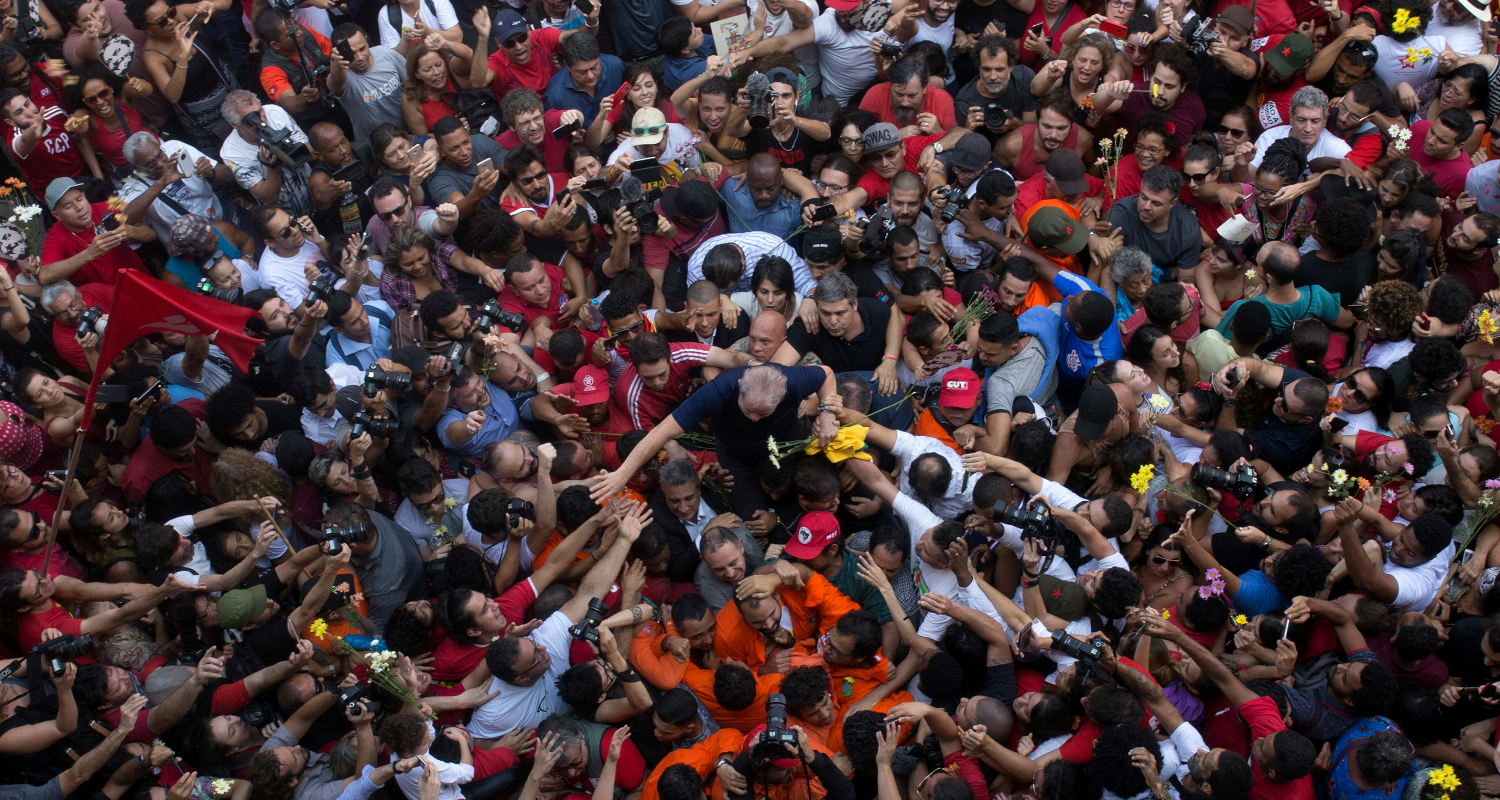 O ex-presidente Lula é carregado por apoiadores no Sindicato dos Metalúrgicos do ABC, em São Bernardo (Francisco Proner/Reprodução)