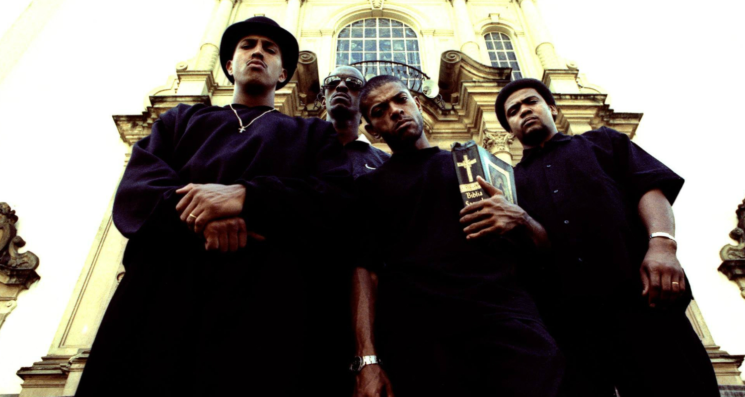 Os Racionais MC's (Mano Brown, Ice Blue, KL Jay e Edi Rock) em frente a Basílica de Nossa Senhora do Carmo, 1997, em São Paulo (Foto Klaus Mitteldorf)