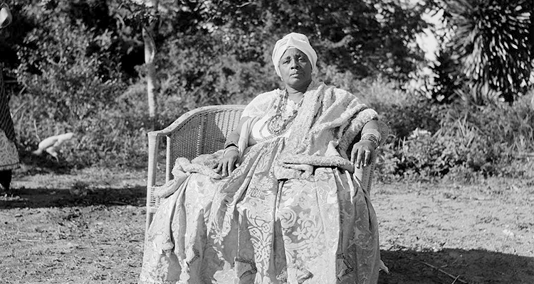 Maria Bibiana do Espírito Santo, Mãe Senhora do Terreiro Ilê Axé Opo Afonjá, 1948 Salvador (Foto Pierre Verger)