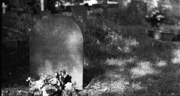 Lápide de Nick Drake num cemitério de Tanworth-In-Arden. Em seu epitáfio, lê-se: “Now we rise and we are everywhere”, trecho da última canção de seu álbum final, Pink Moon, 1972 (Foto David DiLillo)