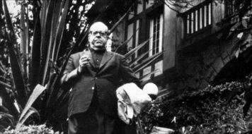 O historiador Sérgio Buarque de Hollanda na entrada de sua casa na Rua Buri, em São Paulo (Acervo Família Buarque de Hollanda)