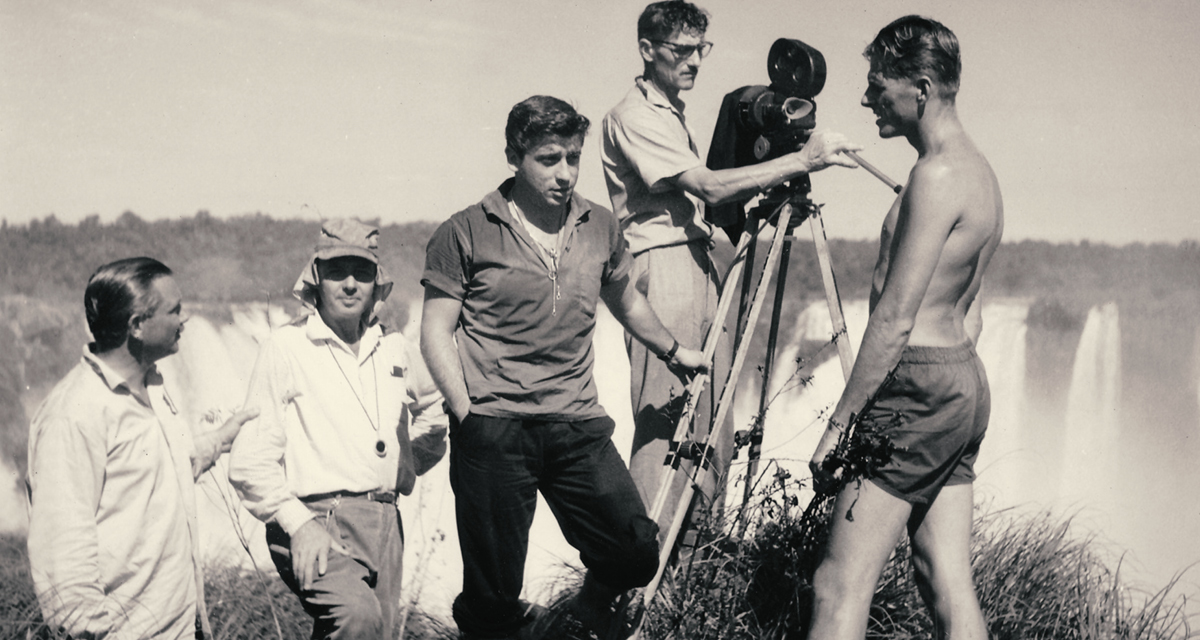 Walter Hugo Khouri (de mão no bolso) e equipe nas filmagens de Na garganta do diabo, em 1960 (Acervo família Khouri)