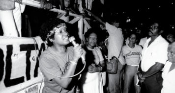 Ato público na Cinelândia, Rio de Janeiro, em 1983. Lélia discursa pelo Movimento Negro Unificado (MNU)