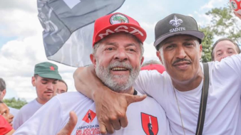 Lula e Mano Brown na inauguração do campo de futebol Dr. Sócrates Brasileiro, na Escola Nacional Florestan Fernandes (Foto: Ricardo Stuckert)