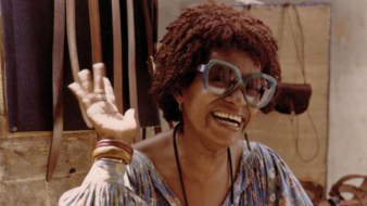 Em 1979 Lélia fez uma série de viagens internacionais para entrar em contato com lideranças do movimento negro. Aqui ela está em Dacar, capital do Senegal