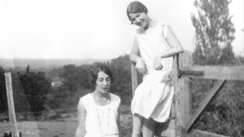 Élisabeth ‘Zaza’ (esquerda) e Simone de Beauvoir em Gagnepan (França) em 1928.ASOCIACIÓN ELISABETH LACOIN