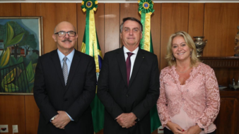 O ministro da Educação Milton Ribeiro ao lado do presidente Jair Bolsonaro e da nova presidente da CAPES, Claudia Mansani Queda de Toledo (Foto: Reprodução/Twitter)