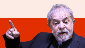 O ex-pesidente Luiz Inácio Lula da Silva está com o dedo em riste ema imagem com fundo rosa e vermelho