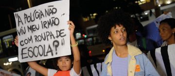 Criança segura cartaz em ato no centro do Rio de Janeiro, em 2018 (Fernando Frazão/Agência Brasil)