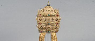 Tiara papal usada pelo pontífice Pio IX, em 1854 (Dicastério Da Igreja Católica)