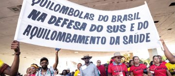 Manifestantes em Brasília no evento Aquilombar, organizado pela CONAQ (Coordenação Nacional de Articulação de Comunidades Negras Rurais Quilombolas) (Joédson Alves/Agência Brasil)