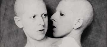 "Que me veux tu?" (o que você quer de mim?), fotografia de 1929 de Claude Cahun (Wikimedia Commons)